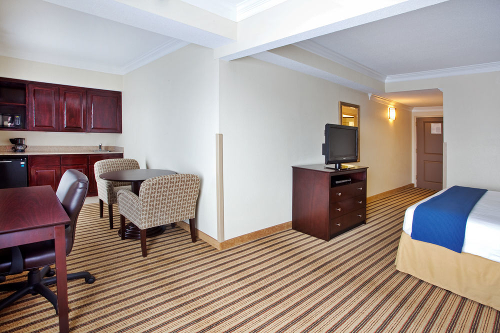 Holiday Inn Express Hotel & Suites Byron By Ihg Esterno foto